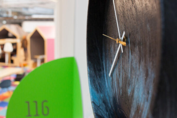 Horloge Aiguillat, fabriquée en plastique recyclé à l'atelier Métamorf
