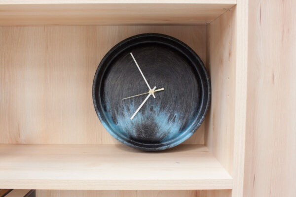 Horloge Aiguillat, fabriquée en plastique recyclé à l'atelier Métamorf
